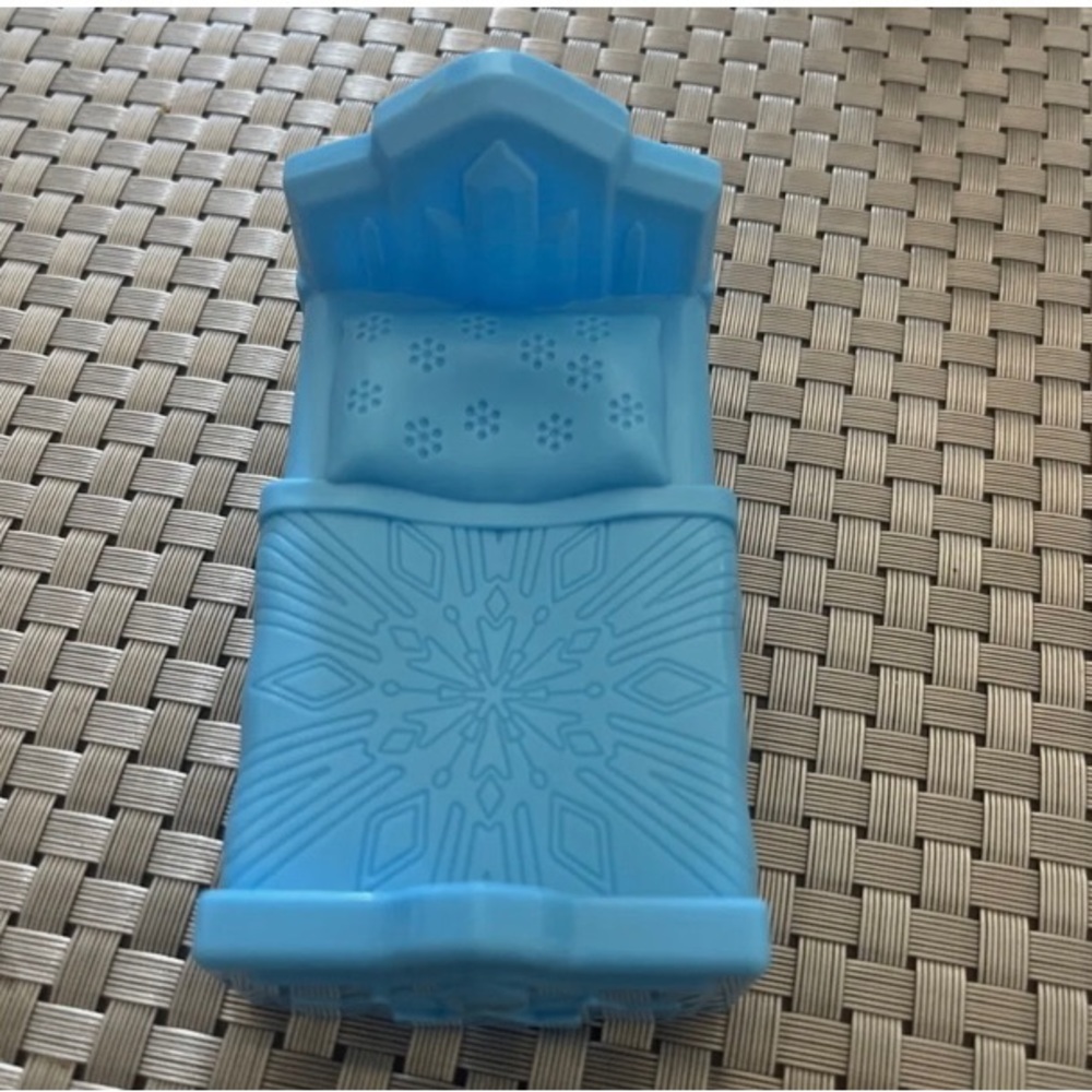 Fisher-Price Little People Replacement Disney Frozen Ice Castle Blue Bed Plastic